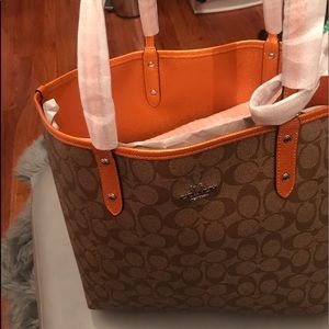 COACH SIG MTLC REV CITY TOTE (Tangerine)